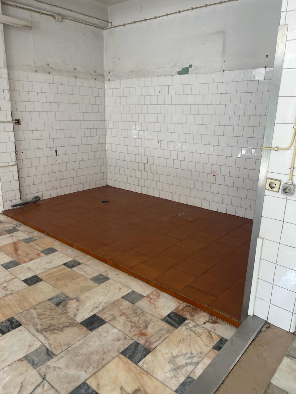 No interior, as paredes revestidas a azulejo mantinham-se frias e húmidas, ao passo que as lajes de pavimento em cimento patenteavam fissuras pronunciadas.
