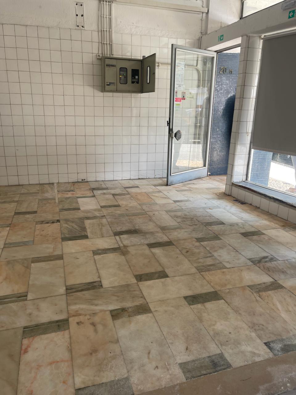 No interior, as paredes revestidas a azulejo mantinham-se frias e húmidas, ao passo que as lajes de pavimento em cimento patenteavam fissuras pronunciadas.