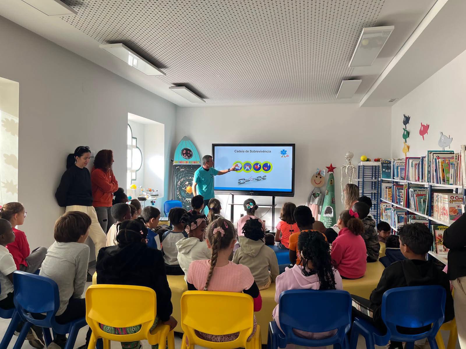 Sessão de Suporte Básico de Vida integrada no Projecto “Mãozinhas que Salvam Vidas”, junto dos alunos do 2.º e 4.º anos de escolaridade da Escola Básica Eng.ª Maria de Lourdes Pintassilgo, no ano letivo 2026/2027.